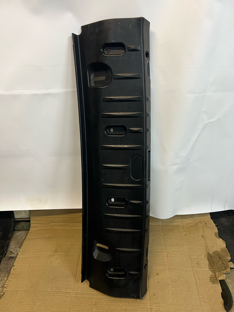 Обшивка отсека багажника нижняя BMW 3 7122400