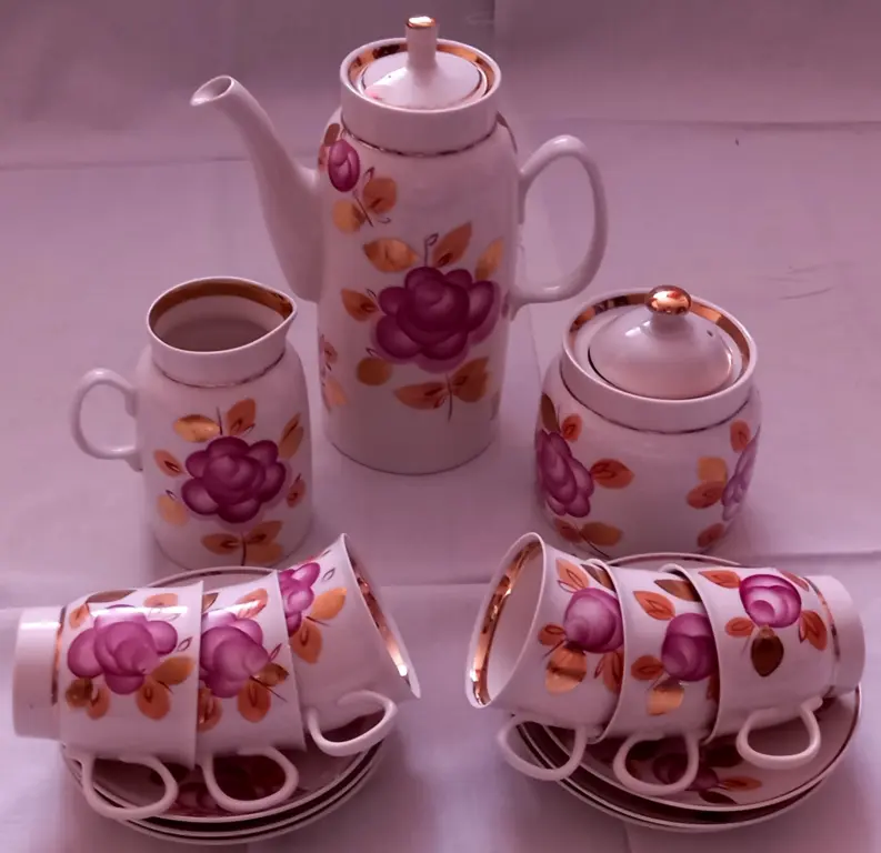 Сервизы металлические, фарфоровые