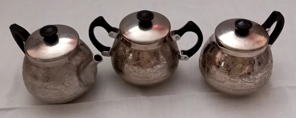 Сервизы металлические, фарфоровые