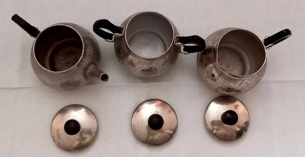 Сервизы металлические, фарфоровые