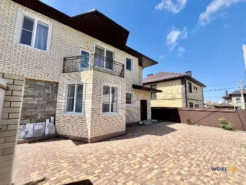 Дом 180 м² на участке 4 сот.