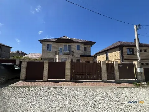 Дом 180 м² на участке 4 сот.