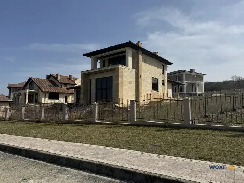 Дом 377 м² на участке 12 сот.