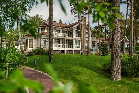 Дом 1296 м² на участке 43 сот.
