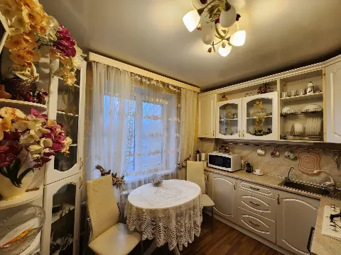 3-комн. квартира, 72,8 м², 2/5 эт.